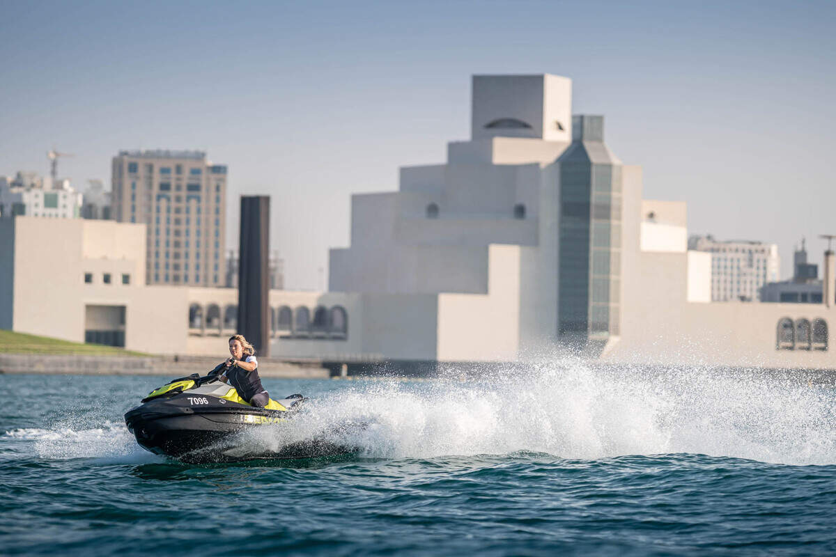 Deportes acuáticos como Jet Ski se pueden disfrutar en Qatar. Al fondo el edificio del Museo de Arte Islámico.