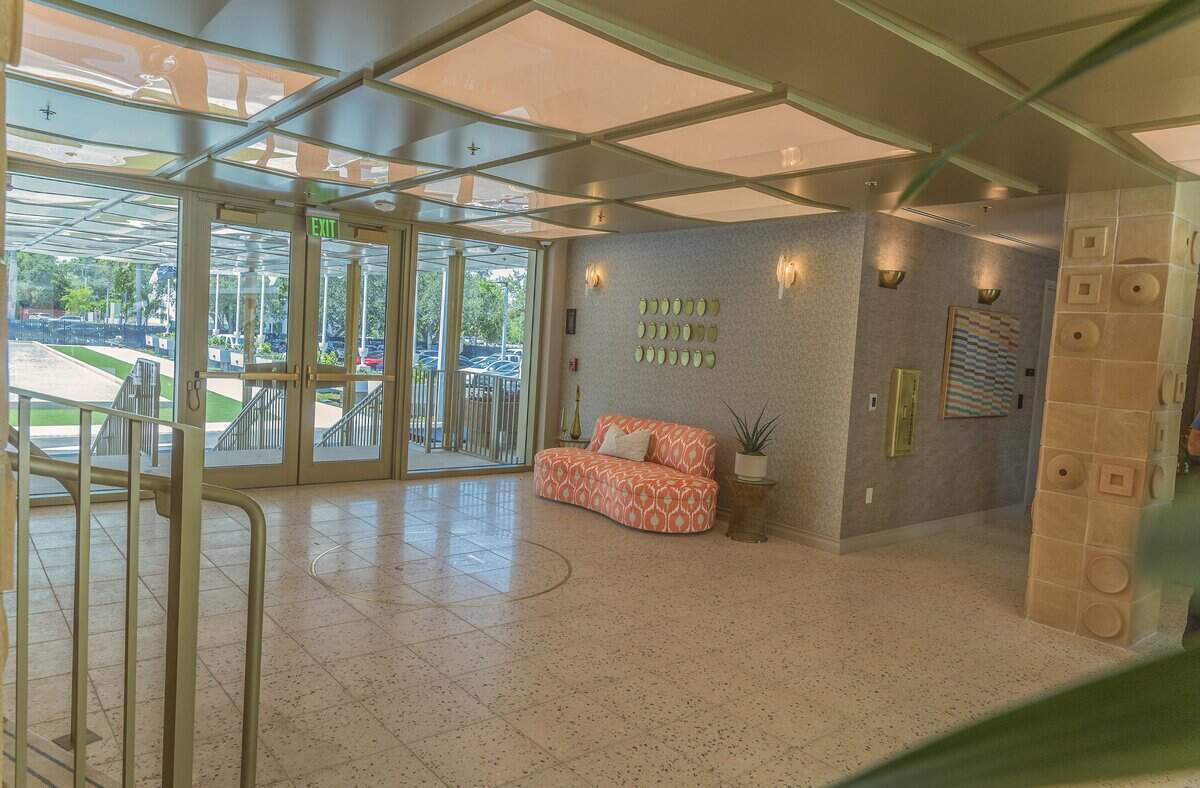 Vista del vestíbulo de PS MIA, una terminal privada de lujo en el Aeropuerto Internacional de Miami que permite a los pasajeros de vuelos comerciales evitar las multitudes de la terminal principal del aeropuerto. Ubicada en la histórica antigua sede de Pan American Airways (4900 NW 36th St), ofrece controles privados de la TSA, trámites de Aduanas, comidas preparadas por chefs, servicios de spa y traslados a la pista en un BMW, el viernes 12 de junio de 2026.