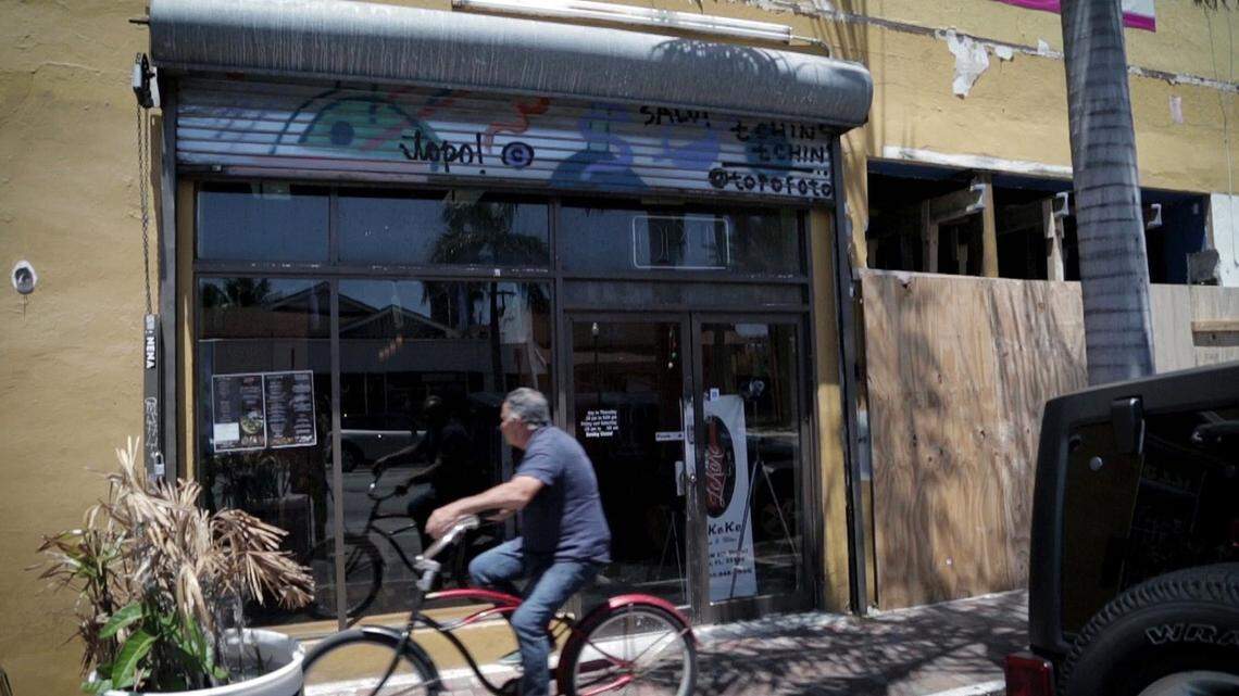 La fachada de LeKoke Wine and Bites no tiene el letrero que identificaba al restaurante porque los dueños del centro comercial se lo llevaron el día que consiguieron que un tribunal aprobara una orden de desalojo, que luego fue revocada.