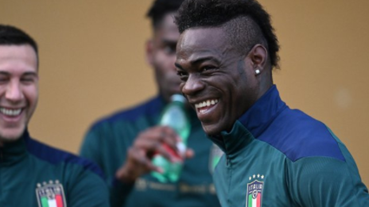 El delantero italiano del Adana Demirspor (Turquía) Mario Balotelli se comparó con el argentino Leo Messi y el portugués Cristiano Ronaldo y afirmó que la calidad que tiene “está al mismo nivel que la suya”.