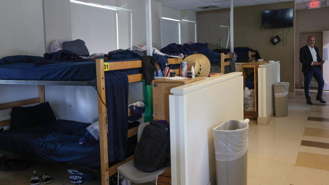 ¿Por qué algunas personas sin hogar en Miami rechazan los albergues? Es complicado