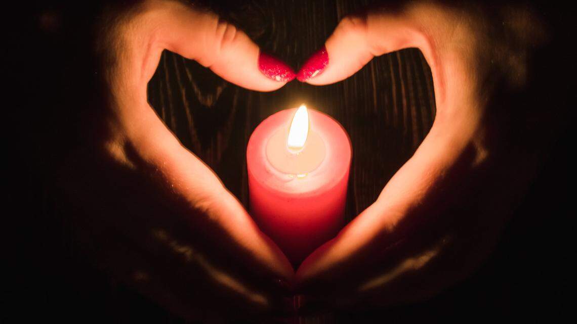 Aries, signo de fuego, por lo que una vela roja no debe faltar en tu hogar en esta noche tan especial.