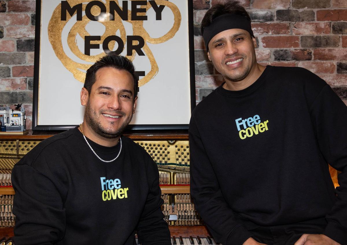 Daniel Chompa Bracho (izq.), fundador de Free Cover, y el mánager Jesús Villasmil en entrevista con el Nuevo Herald en Aguacate Live Agency en Sunset Place, en South Miami. Los músicos venezolanos rescatan éxitos que están cerca del corazón de muchos latinoamericanos y el sur de la Florida puede verlos en concierto el 31 de octubre en Hard Rock Live.
