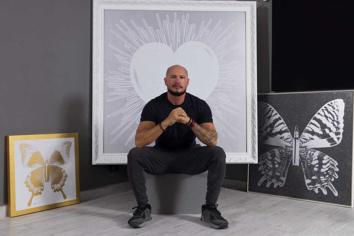 VISU Contemporary presenta ‘Roots to Fly’, una exposición individual de Rubem Robierb, cuyo trabajo fue recientemente seleccionado como afiche oficial de Miami para la Copa Mundial de la FIFA 2026.