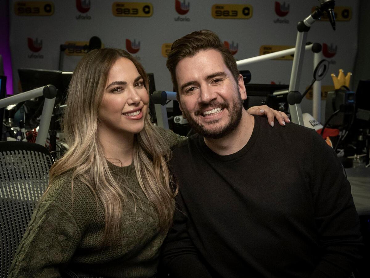 Un día llegaron peleando a su programa de radio y se dieron cuenta que a la audiencia le gustaba la controversia de pareja. Así nació el estilo radial de Santi y Laurita.