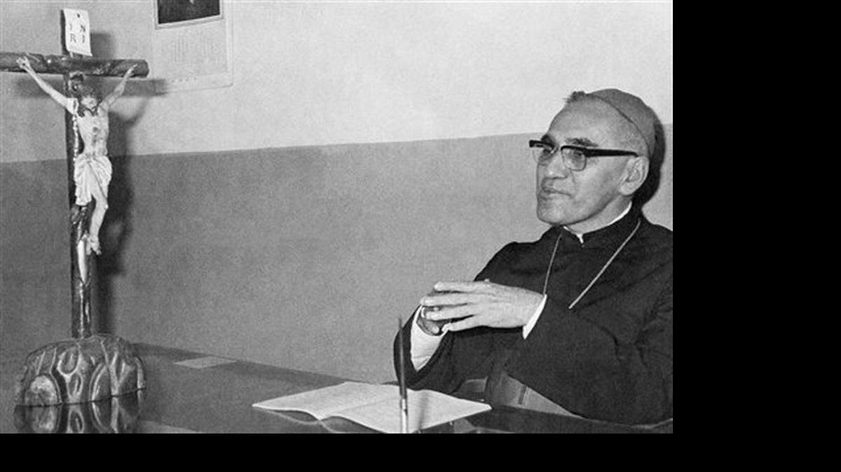 Esta fotografía de archivo de agosto de 1977 muestra al arzobispo Óscar Arnulfo Romero de El Salvador.