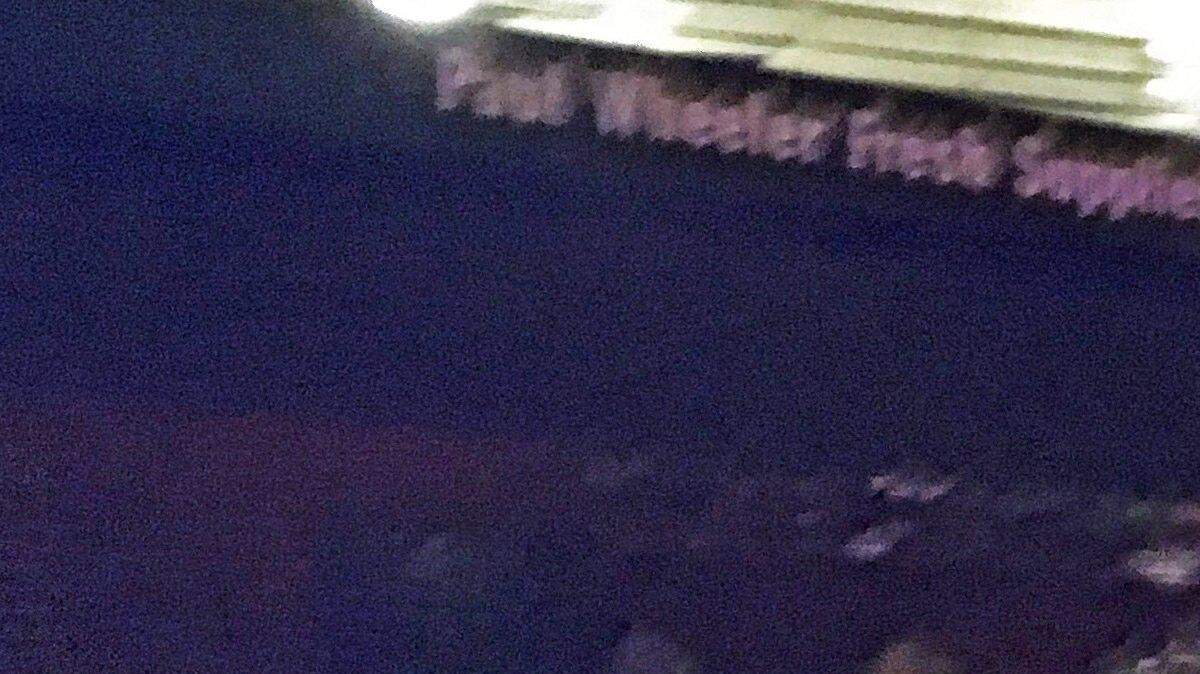Una imagen que muestra a un supuesto terrorista, usando lo que parecen ser latas alrededor de su cintura, en el suelo después de ser derribado por los agentes de policía durante el Borough Market, en Londres, Gran Bretaña, a finales del 03 de junio de 2017. 