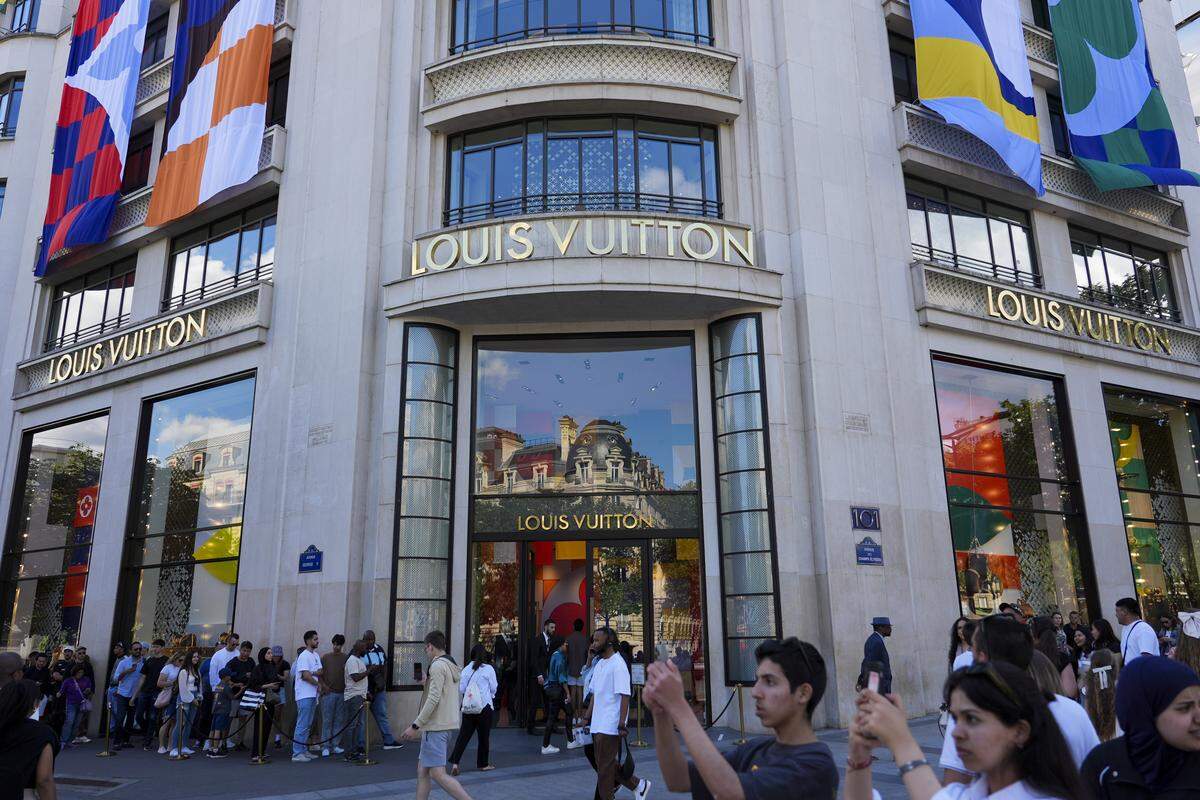 El gigante francés LVMH, propietario de Louis Vuitton o Dior, estimó que podría compensar los aranceles con un aumento de precios o una optimización de la producción.