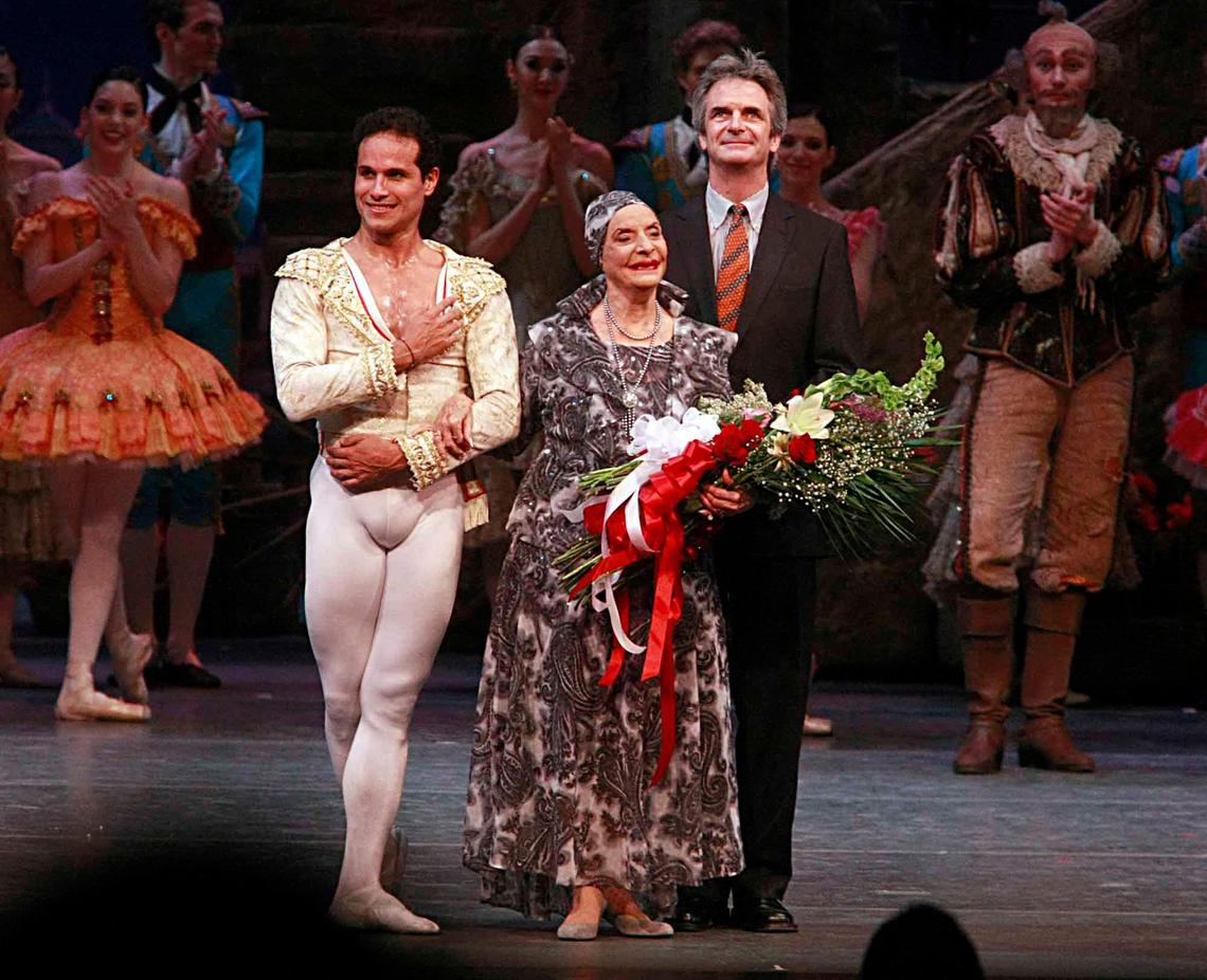 José Manuel Carreño, bailarín principal del American Ballet Theater (izq.) y Kevin McKenzie, director artístico, acompañan a Alicia Alonso durante una presentación en honor a los 90 años de la bailarina cubana, en el Lincoln Center de Nueva York, el 3 de junio de 2010.