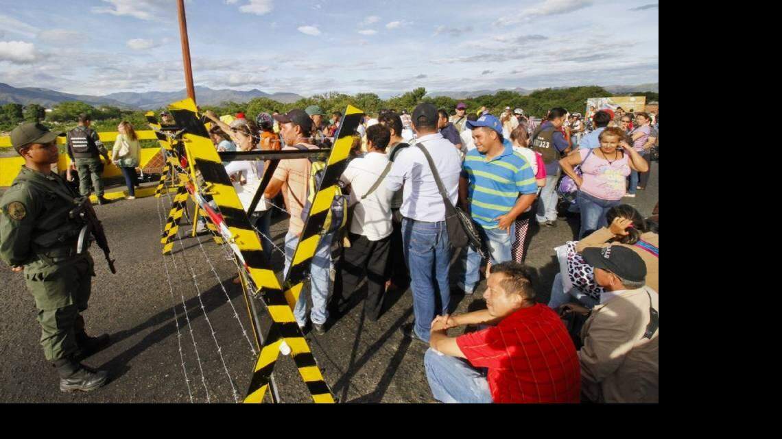 Venezolanos esperan para cruzar el puente fronterizo que conecta a San Antonio, Venezuela, y Cúcuta, Colombia, en esta imagen de archivo. 