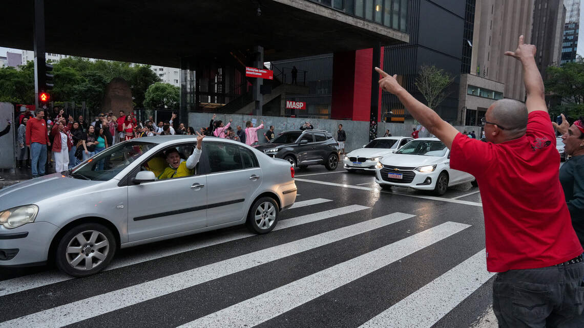 Justicia de Brasil extiende horario de votación en balotaje entre Lula y Bolsonaro