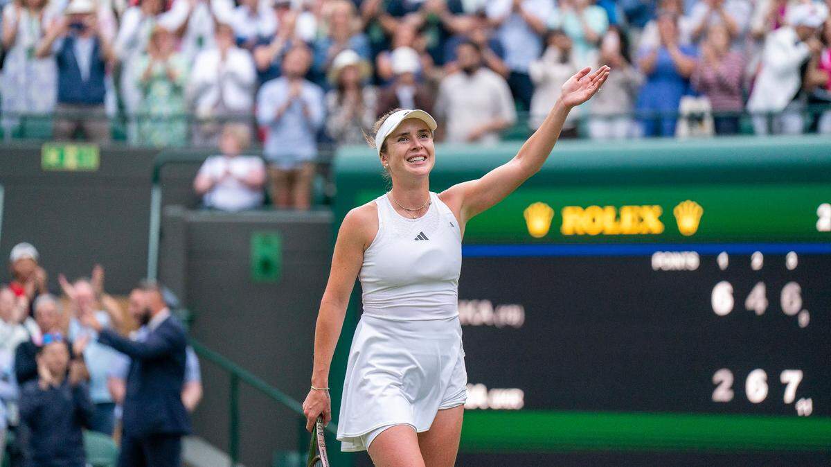 Tres meses después de que regresó de la maternidad, Elina Svitolina alcanzó las semifinales en Wimbledon al eliminar a la primera de la clasificación mundial Iga Swiatek 7-5, 6-7 (5), 6-2 el martes 11 de julio de 2023.