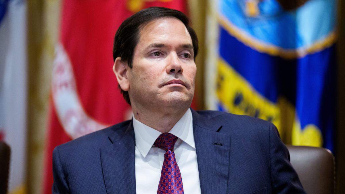 El Secretario de Estado de los Estados Unidos, Marco Rubio, participa en una reunión del Gabinete en la Sala del Gabinete de la Casa Blanca en Washington, DC, EEUU, el martes 26 de agosto de 2025. Rubio, visitará este domingo junto con el primer ministro israelí, Benjamín Netanyahu, el Muro de las Lamentaciones de Jerusalén tras su llegada a Israel.