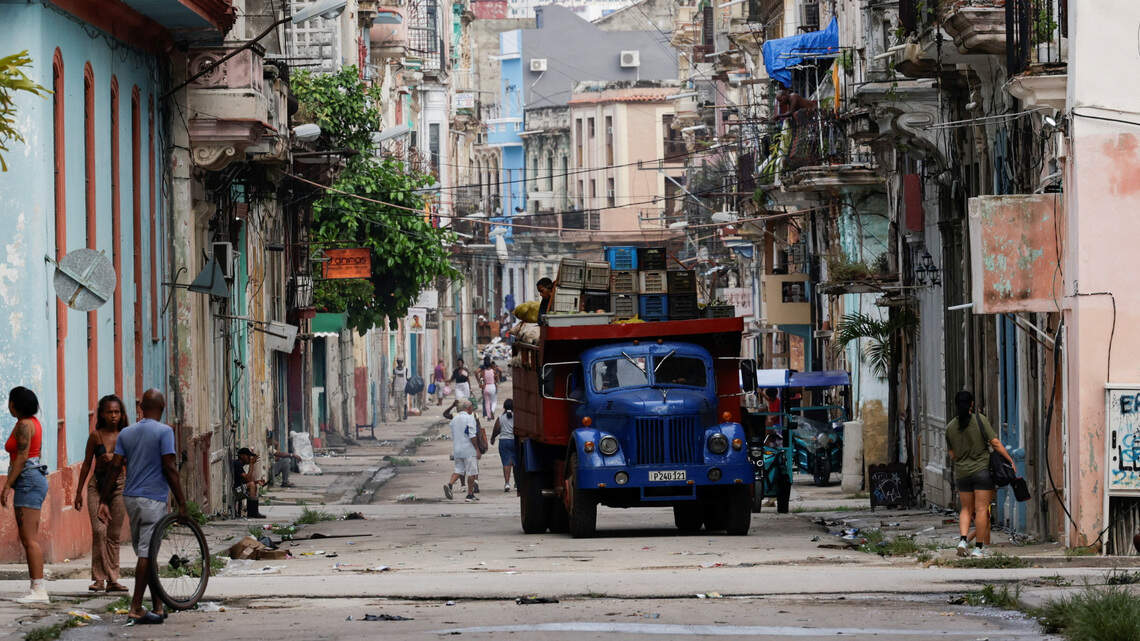 Cuba planea decomisar camiones que usan aceite dieléctrico como combustible