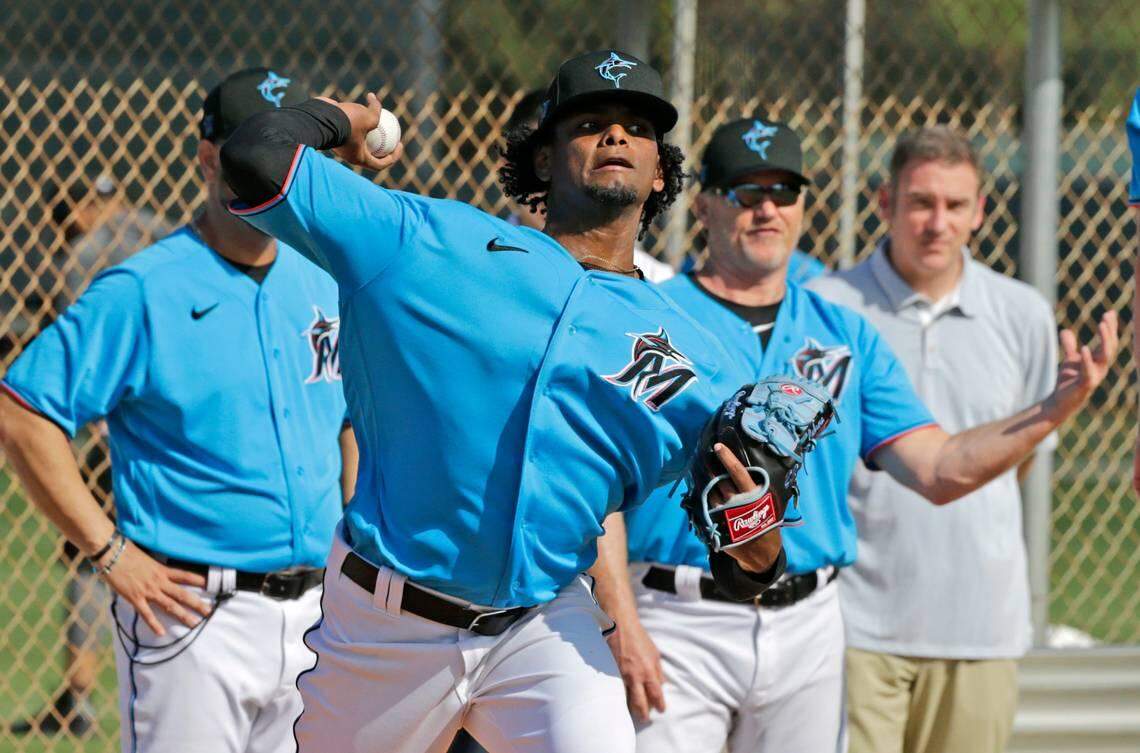 EDWARD CABRERA lanza durante la primavera de marzo del 2020.