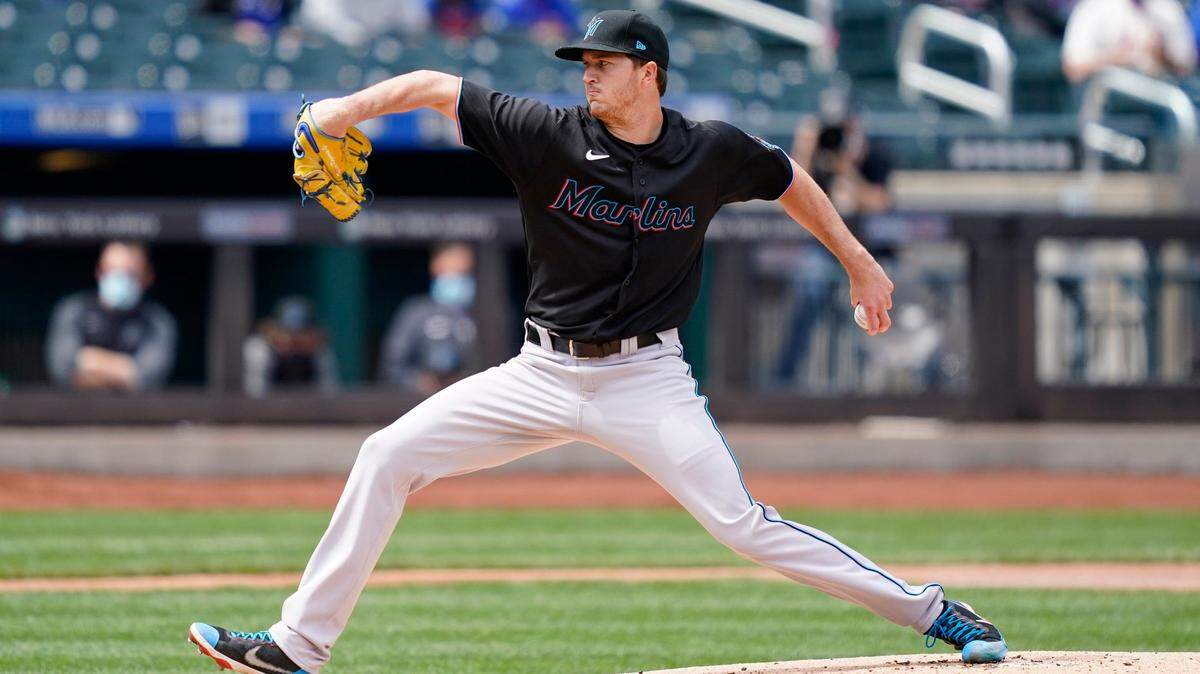 El abridor de los Marlins de Miami Trevor Rogers lanza en la primera entrada de un juego de béisbol contra los Mets de Nueva York, el sábado 10 de abril de 2021 en Nueva York. (Foto AP / John Minchillo)