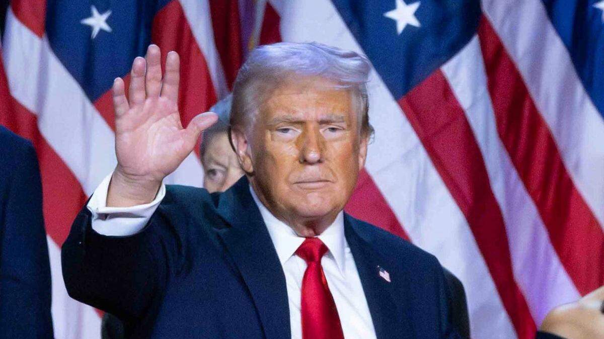 Rodeado de familiares como Barron Trump y seguidores, Donald Trump pronuncia su discurso de aceptación en su Fiesta de Observación de la Noche Electoral en el Centro de Convenciones del Condado de Palm Beach, en Florida, tras ser elegido el 47.º presidente de los Estados Unidos el 5 de noviembre de 2024.
