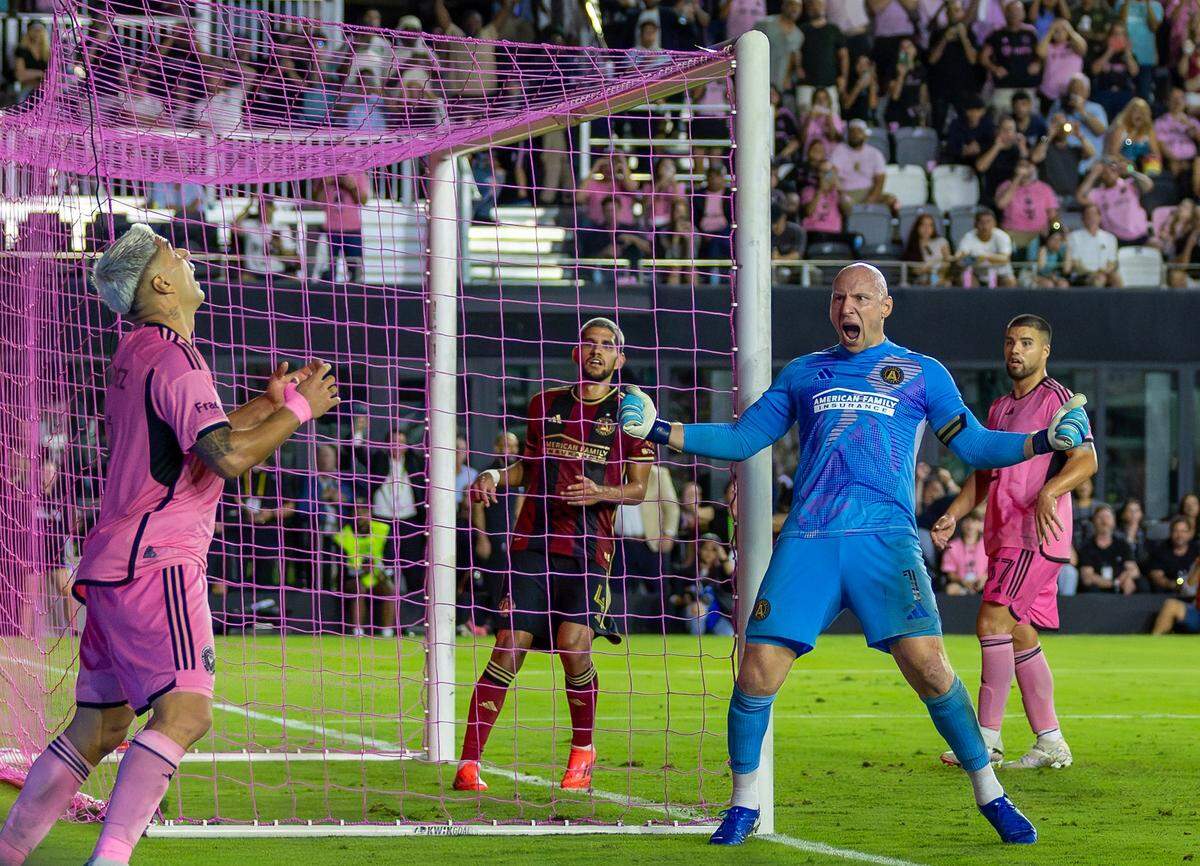 El portero de Atlanta United Brad Guzan (1) reacciona tras parar un tiro del delantero del Inter Miami Luis Suárez, en el tercer partido del playoffs de la MLS, celebrado el 9 de noviembre de 2024 en Fort Lauderdale, Florida.