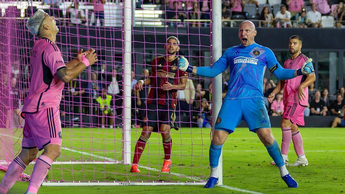 El portero de Atlanta United Brad Guzan (1) reacciona tras parar un tiro del delantero del Inter Miami Luis Suárez, en el tercer partido del playoffs de la MLS, celebrado el 9 de noviembre de 2024 en Fort Lauderdale, Florida.