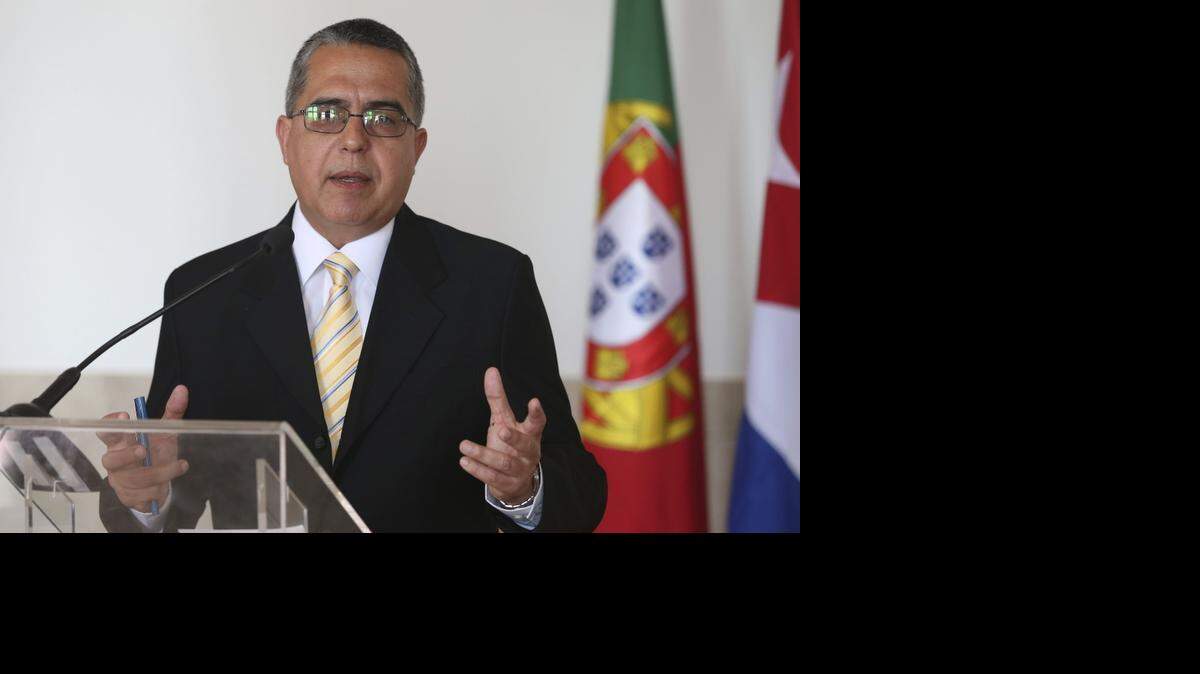 El vicecanciller cubano, Marcelino Medina durante la rueda de prensa tras su reunión con el secretario de Estado portugués de Asuntos Exteriores, Luís Ferreira Campos (no en la imagen) en el Ministerio de Negocios Extranjeros en Lisboa, Portugal el lunes18 de mayo de 2015.