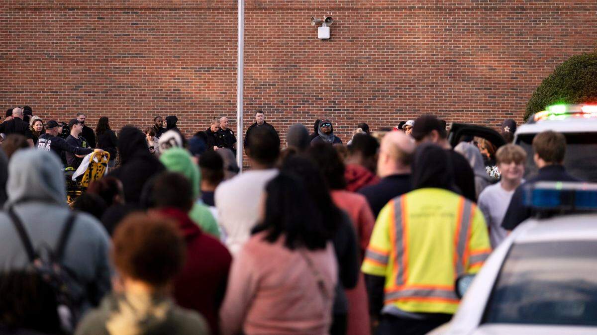 Estudiantes y la policía se reúnen afuera de la Escuela Primaria Richneck después de un tiroteo, el viernes 6 de enero de 2023 en Newport News, Virginia.