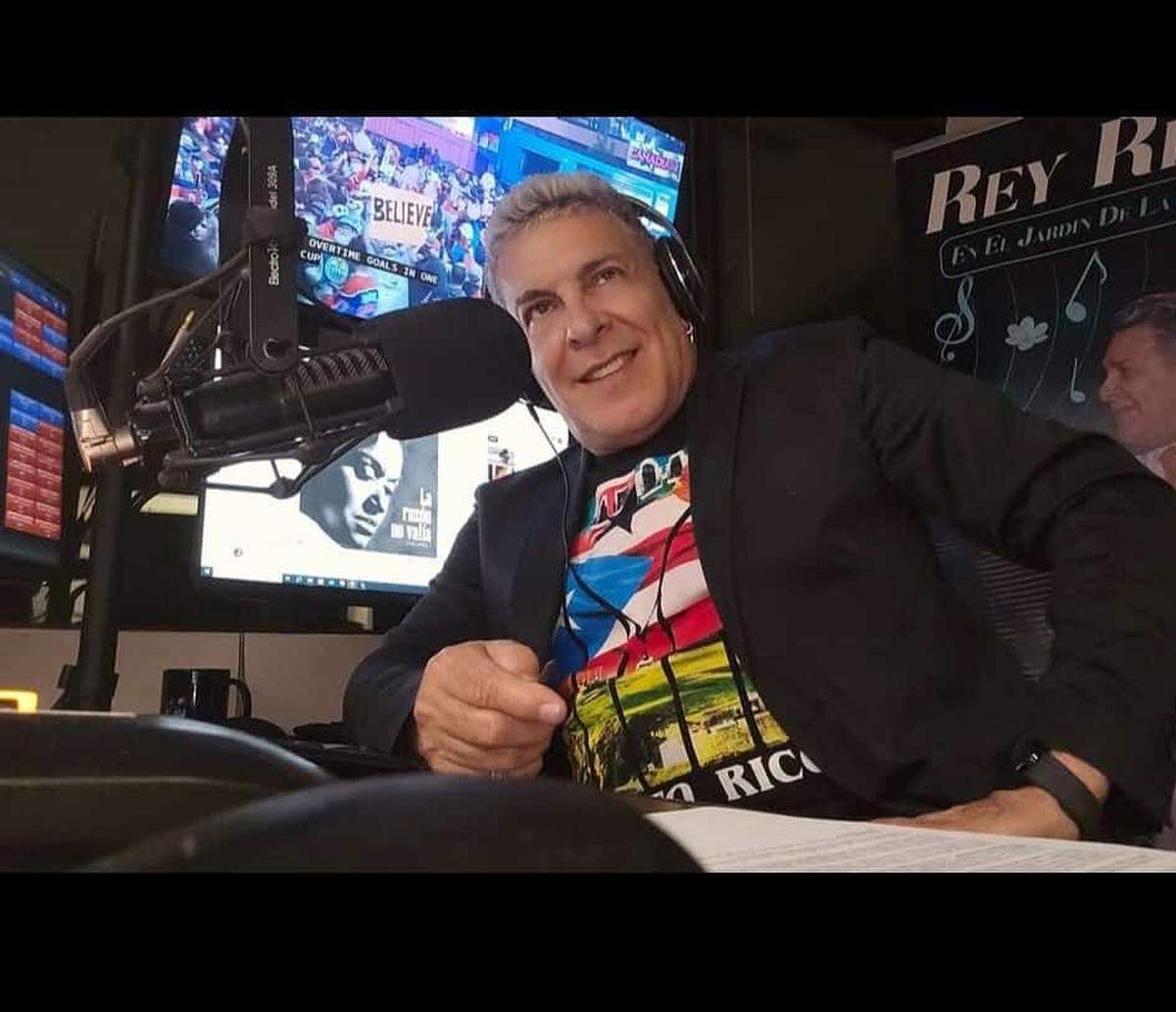 Rey Ríos en el estudio de La Poderosa, que canceló su programa ‘El jardín de la noche’.