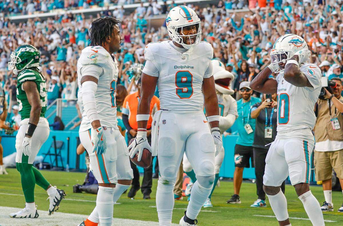 El tight end de los Dolphins Jonnu Smith (9) reacciona tras anotar el  touchdown del triunfo ante los Jets de Nueva York en tiempo extra, en el partido celebrado el 8 de diciembre de 2024 en el Hard Rock Stadium en Miami Gardens, Florida.