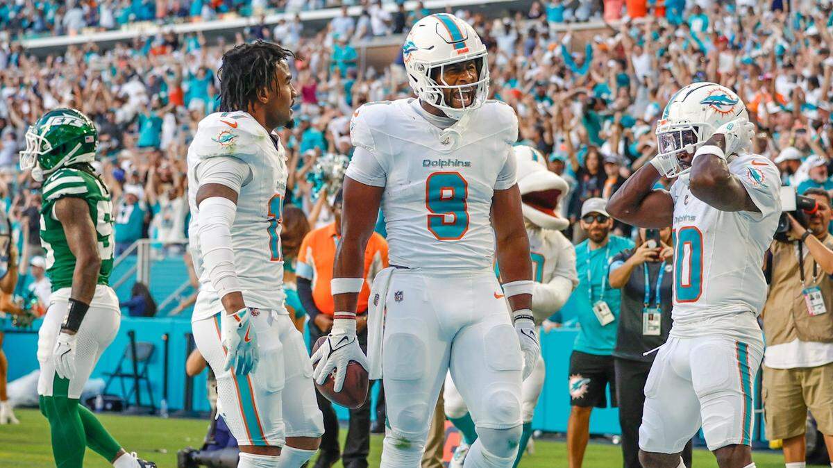 El tight end de los Dolphins Jonnu Smith (9) reacciona tras anotar el touchdown del triunfo ante los Jets de Nueva York en tiempo extra, en el partido celebrado el 8 de diciembre de 2024 en el Hard Rock Stadium en Miami Gardens, Florida.