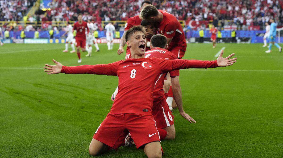 Una genialidad del prodigio Arda Guler (centro) en forma de misil a la escuadra definió el triunfo de Turquía 3-1 ante Georgia, este lunes 18 de junio de 2024 en el partido de la Eurocopa celebrado en Dortmund, Alemania.