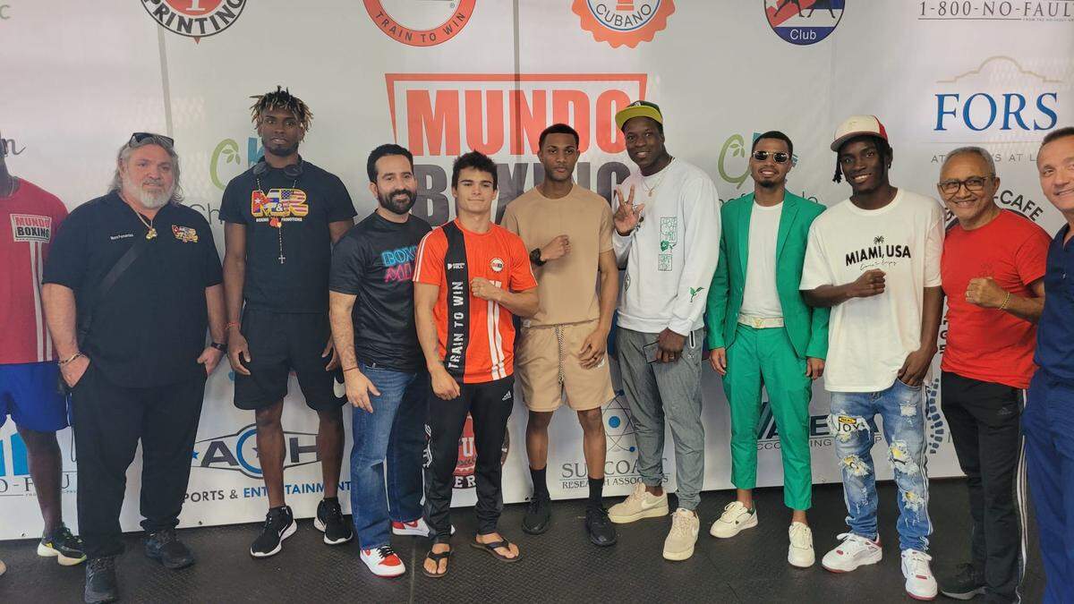 Un grupo de boxeadores y entrenadores de la velada de este 17 de febrero en el Tropical Park.