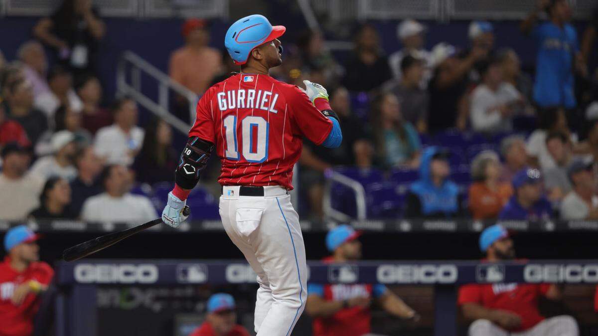 YULI GURRIEL pega un cuadrangular de tres carreras contra los Bravos. el sábado en Miami. 