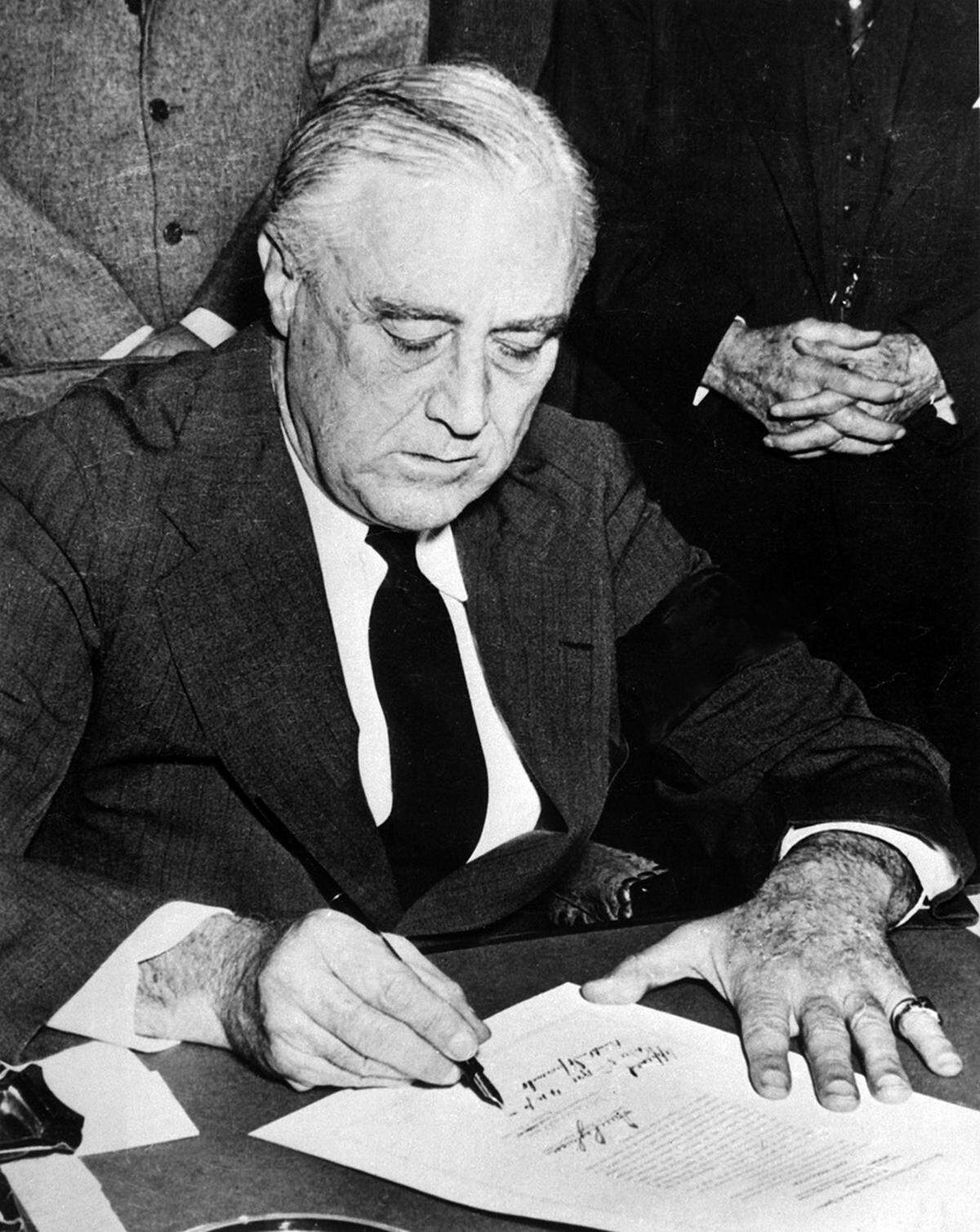 El presidente de los Estados Unidos, Franklin D. Roosevelt, firma la declaración de guerra contra Japón, tras el ataque a Pearl Harbor.