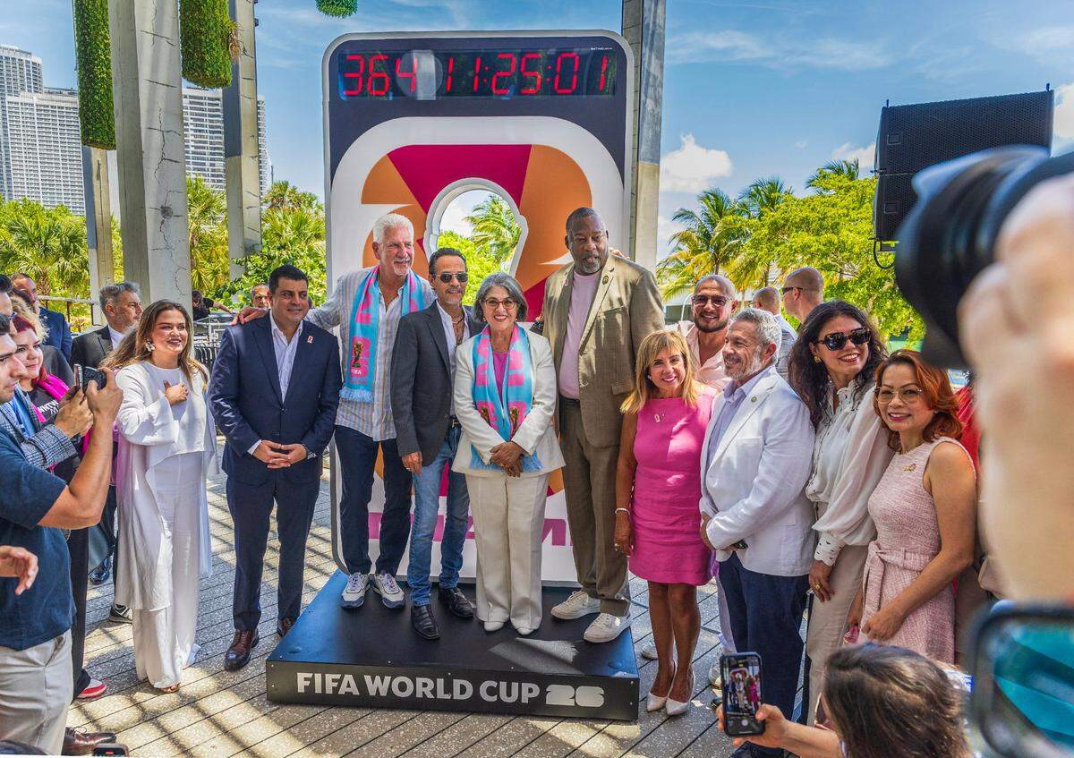 El invitado especial Marc Anthony y la alcaldesa del Condado Miami-Dade, Daniella Levine Cava (centro), junto a otros funcionarios condales, participan en el evento “One Year Out”, que celebra la cuenta regresiva de un año para el comienzo de la Copa Mundial FIFA 2026, el miércoles, 11 de junio de 2025, en el Pérez Art Museum Miami (PAMM).