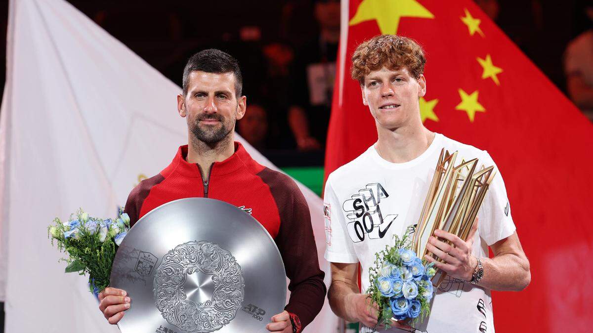 El tenista italiano Jannik Sinner (der.) venció este domingo al serbio Novak Djokovic con marcador de 7-6 (7/4), 6-3 en la final del Masters 1000 de Shanghai, su tercer título de esta categoría en 2024.