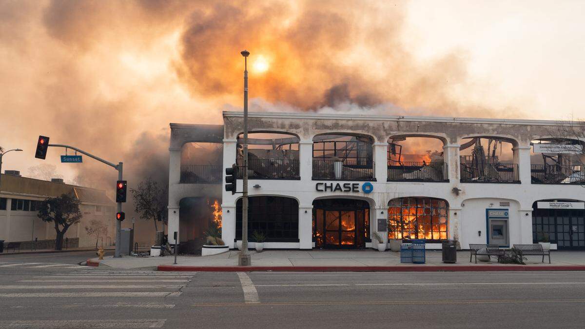 Un banco Chase ubicado en Sunset Blvd., en el vecindario de Pacific Palisades, arde después de que estallara un incendio forestal en el condado de Los Angeles, el 8 de enero de 2025.
