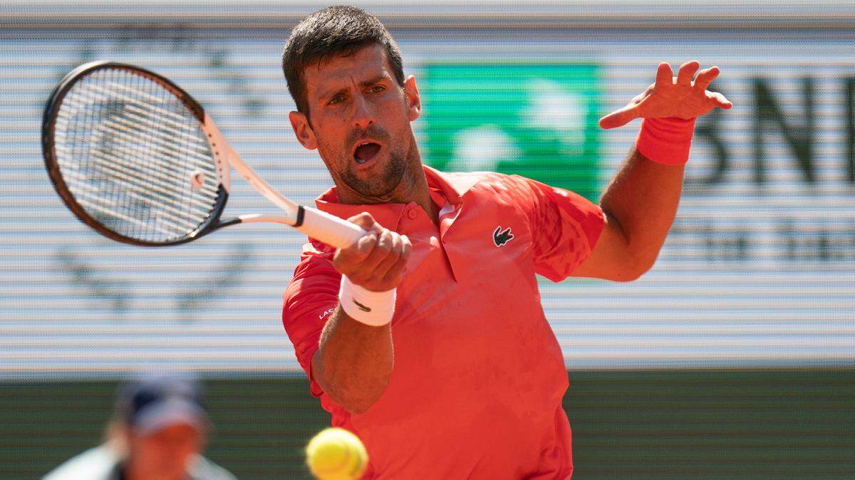 Novak Djokovic derrotó 7-6 (4), 7-6 (5), 6-2 en la tercera ronda a Alejandro Davidovich Fokina (29), el viernes en París.