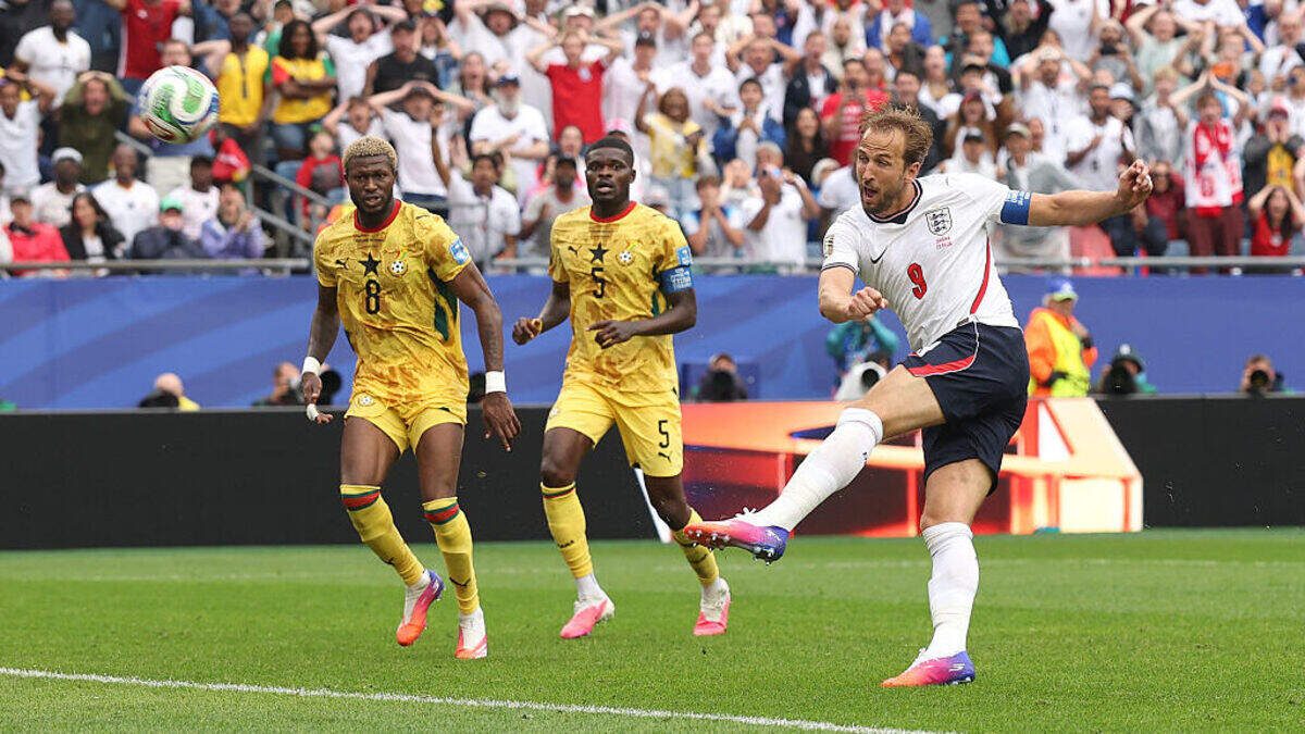 El astro de Inglaterra Harry Kane (der.) se fue en blanco ante Ghana y desentonó de los otros astros que participan en la Copa del Mundo como Lionel Messi, Kylian Mbappé y Erling Haaland, que no se cansan de pasar por la caja registradora de goles.