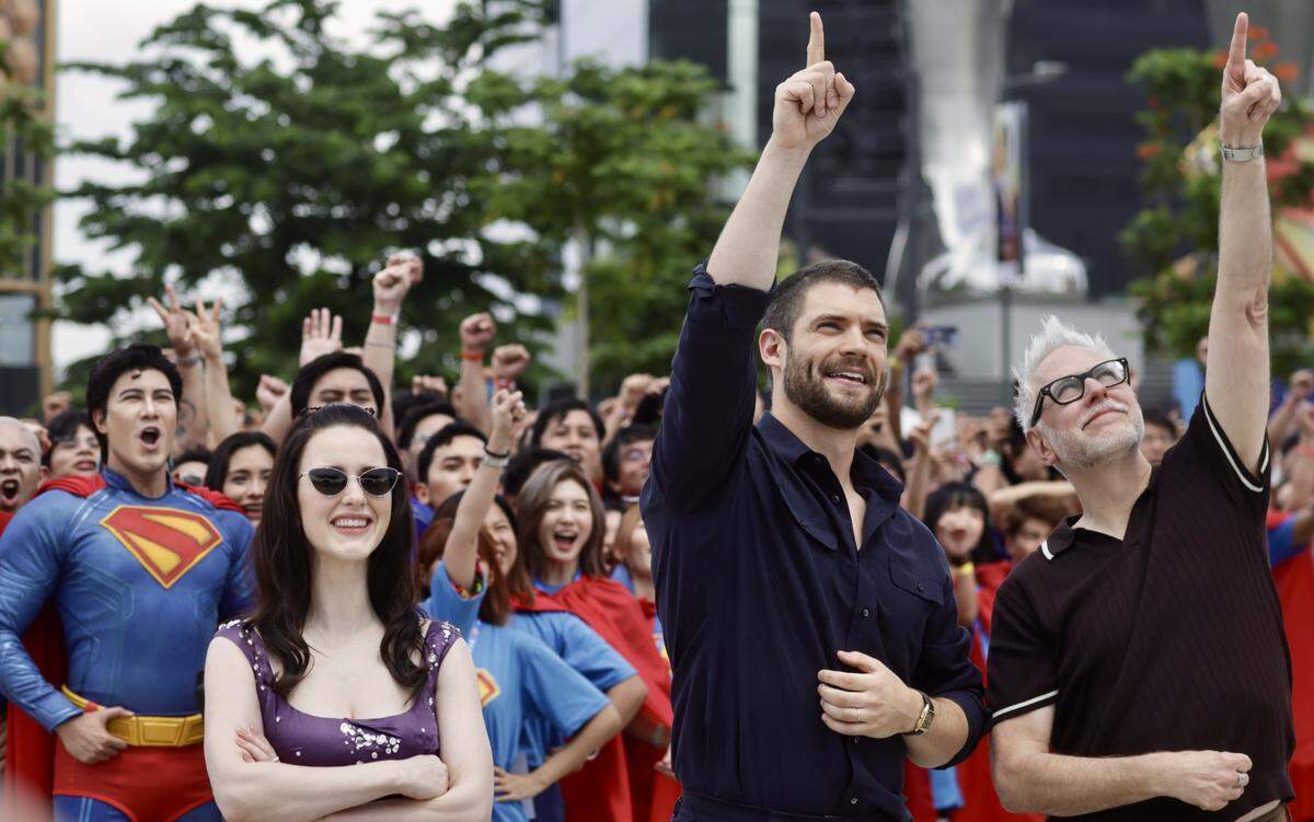 David Corenswet (segundo derecha), Rachel Brosnahan (izq.) y el director James Gunn (derecha), en la presentación de la nueva versión de Superman en Manila, el pasado 19 de junio.