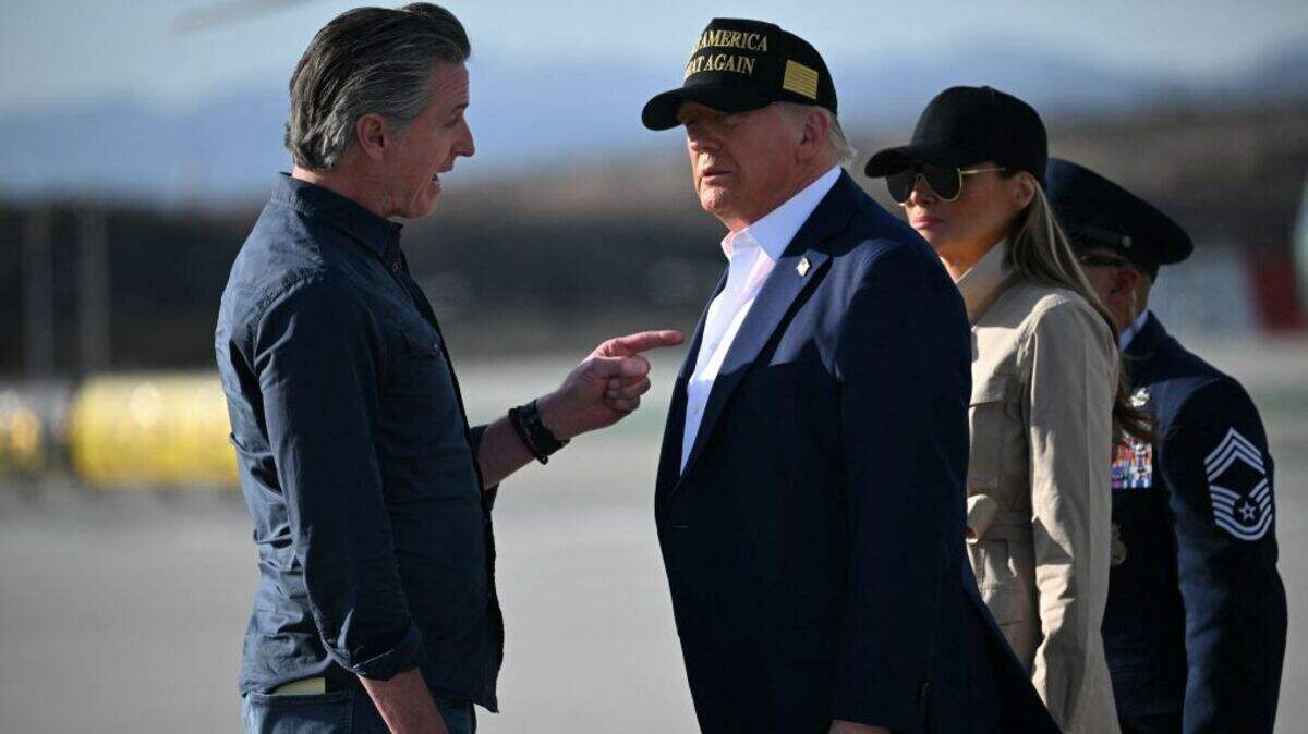Foto de archivo. El presidente, Donald Trump, y la primera dama, Melania Trump, son recibidos por el gobernador de California, Gavin Newsom, a su llegada al Aeropuerto Internacional de Los Angeles, California, el 24 de enero de 2025.