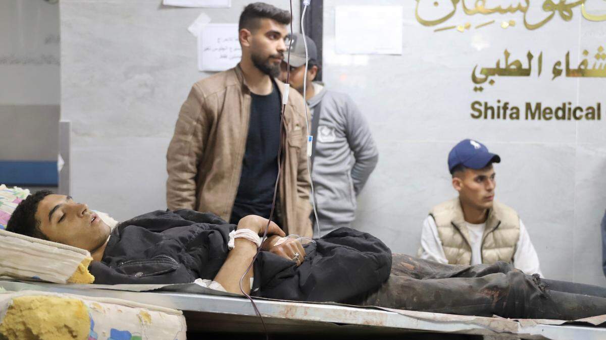 Foto de archivo del 29 de febrero de 2024 que muestra a un joven herido en el hospital Shifa, en Ciudad Gaza.