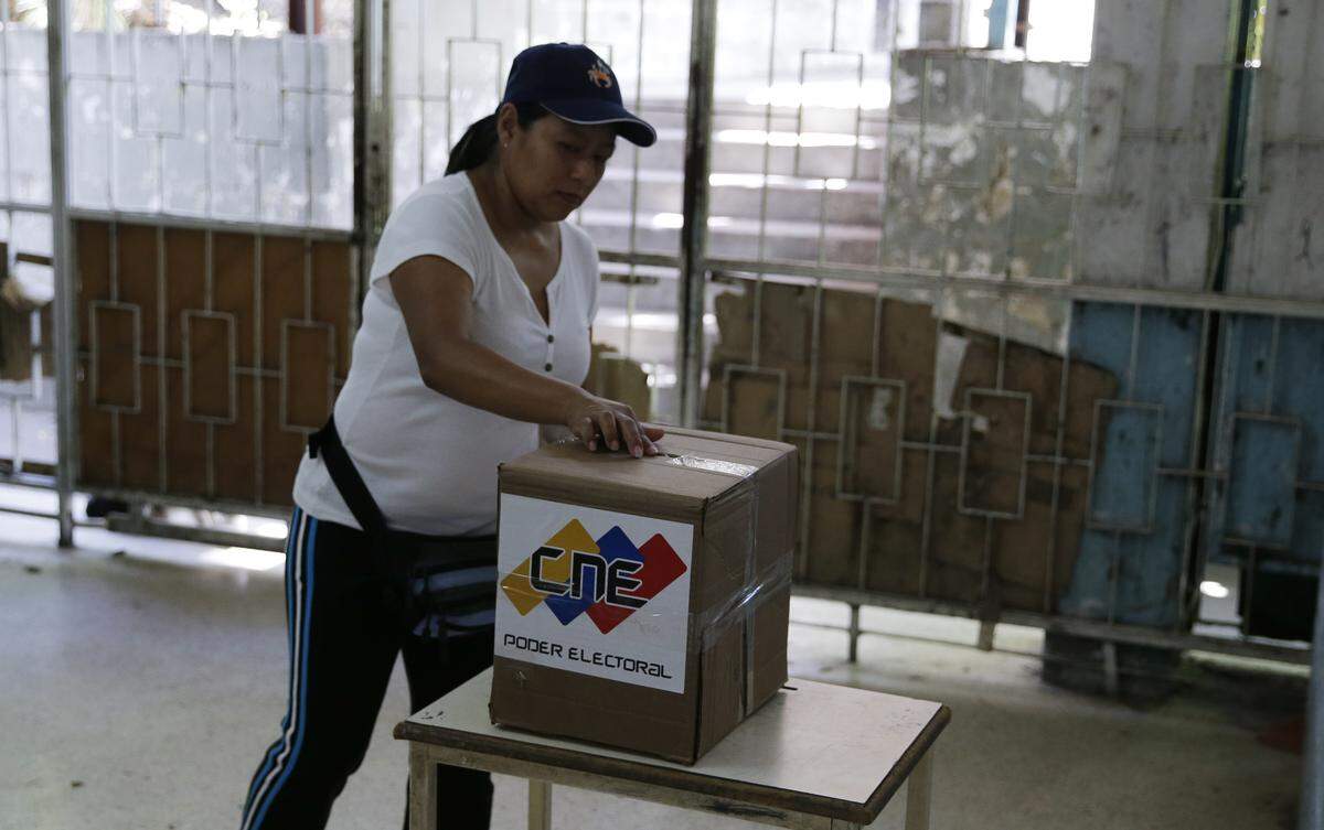 A woman casts her ballot during presidential elections in Caracas, Venezuela, Sunday, May 20, 2018. Amidst hyperinflation and shortages of food and medicine, Venezuelan President Nicolas Maduro is seeking a second, six-year term in an election that a growing chorus of foreign governments refuse to recognize after key opponents were barred from running. (AP Photo/Ricardo Mazalan)