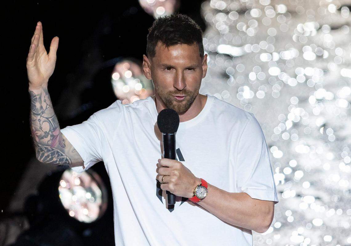 Lionel Messi habla en su presentación como jugador del Inter Miami en el DRV PNK Stadium de Fort Lauderdale, Florida, el 16 de julio de 2023.