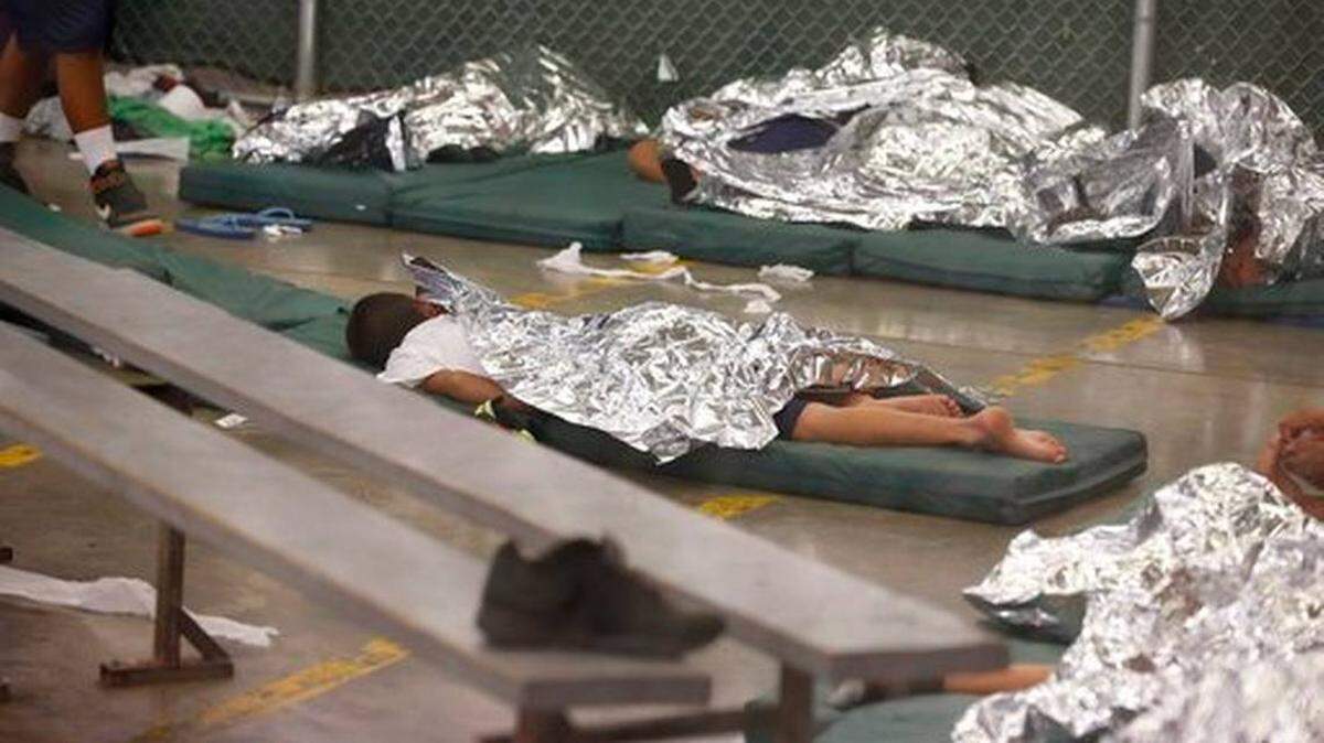 Niños duermen en una celda de inmigración en Nogales, Arizona, el 18 de junio del 2014.