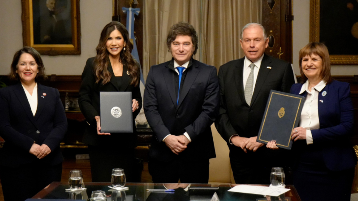 El anuncio de la declaración de intención para que los ciudadanos argentinos puedan ingresar a Estados Unidos sin gestionar un visado tuvo lugar tras la reunión celebrada el lunes entre el presidente, Javier Milei,  (centro) y la secretaria de Seguridad Nacional del Gobierno de Donald Trump, Kristi Noem (segunda de izq. a der.), en la sede del Ejecutivo en Buenos Aires.