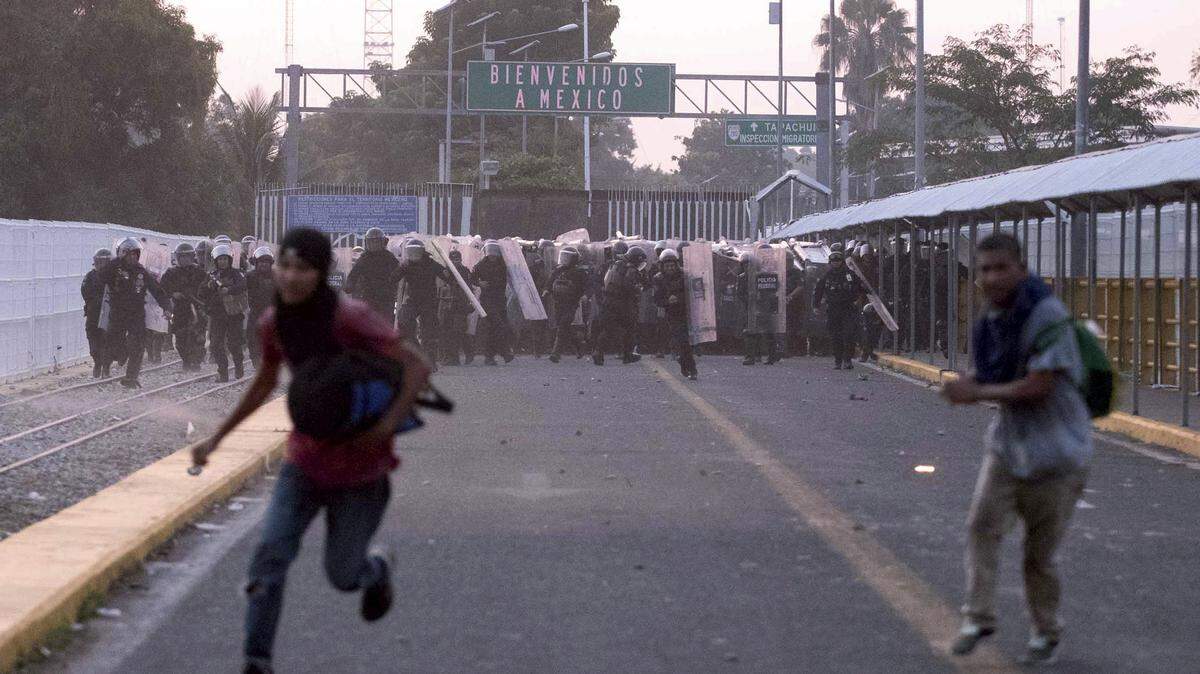 Donald Trump declaró que los soldados estadounidenses deberían encarar a los migrantes que les tiran piedras en la frontera con México como si fuesen gente armada.