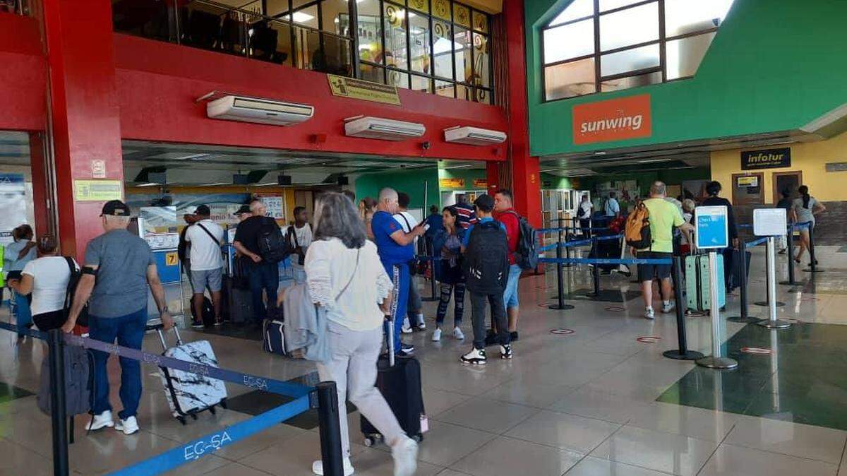 El aeropuerto de Santiago de Cuba, adonde llegan viajeros de Miami, reinició sus operaciones internacionales tras los daños del huracán Melissa en la provincia.