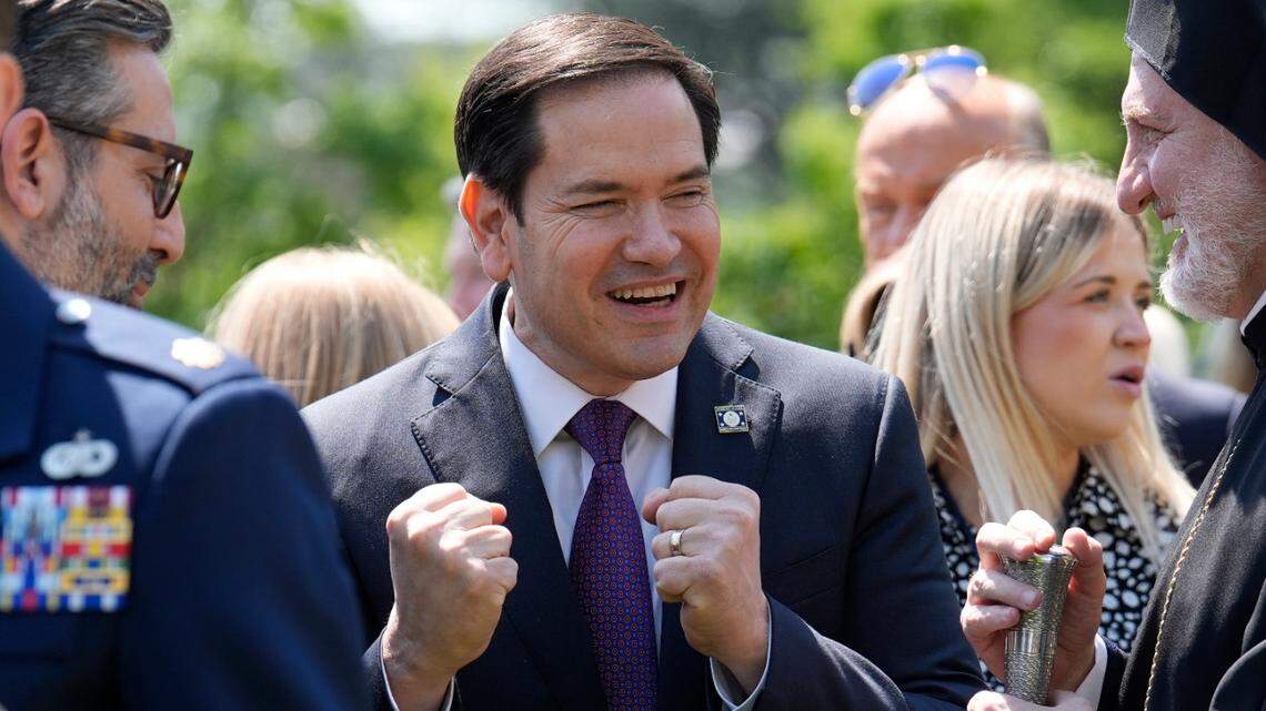 El secretario de Estado Marco Rubio asiste a un evento por el Día Nacional de Oración junto al presidente Donald Trump en el Jardín de las Rosas de la Casa Blanca en Washington, el 1 de mayo de 2025. 