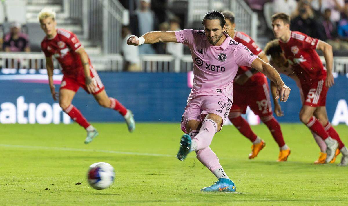 El jugador del Inter Miami Leonardo Campana dispara un penal contra los New York Red Bulls, en la primera mitad del partido celebrado el 31 de mayo de 2023 en el DRV PNK Stadium, en Fort Lauderdale, Florida.