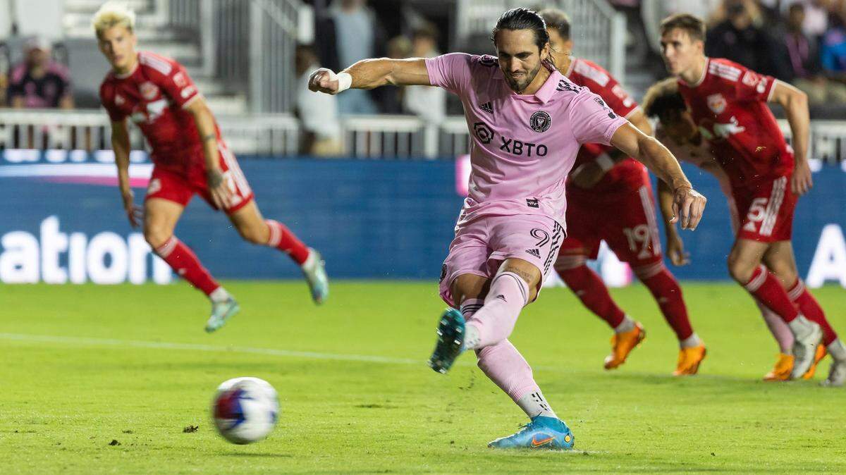 El jugador del Inter Miami Leonardo Campana dispara un penal contra los New York Red Bulls, en la primera mitad del partido celebrado el 31 de mayo de 2023 en el DRV PNK Stadium, en Fort Lauderdale, Florida.
