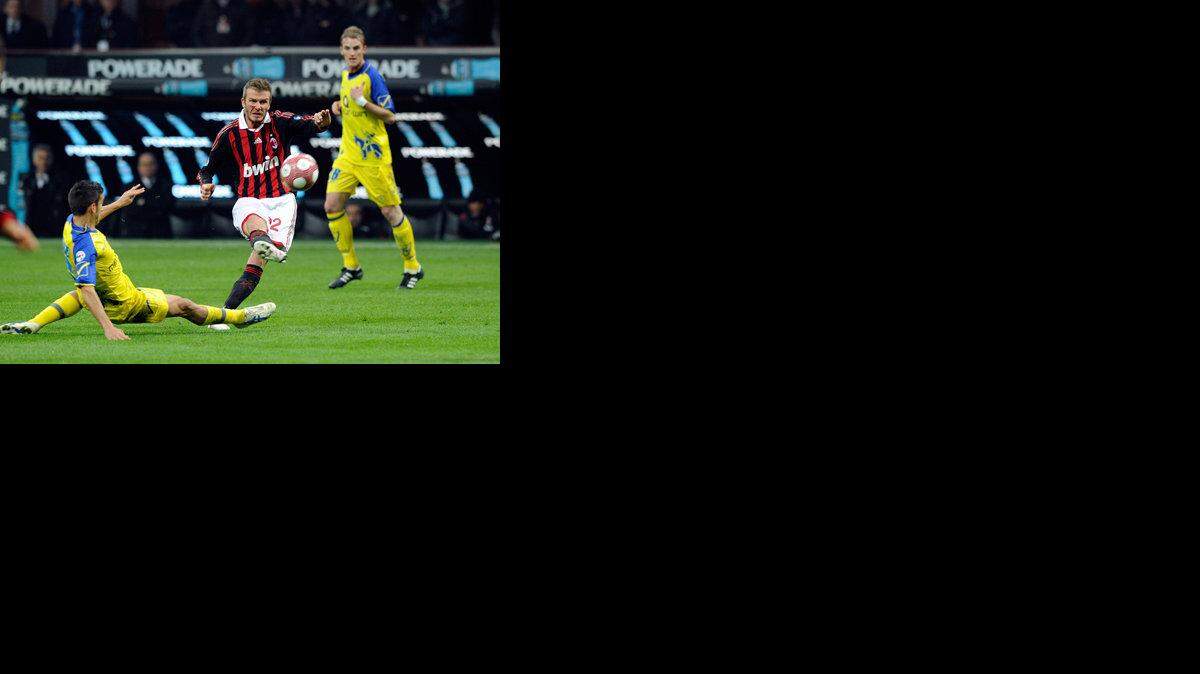 DAVID BECKHAM (centro) dispara el balón en el partido del domingo entre el Milan y el Chievo.